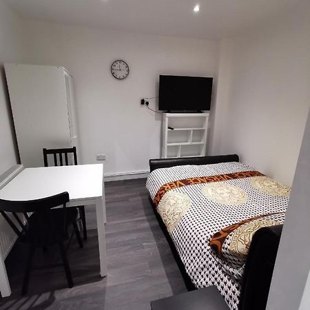 Studio Self Contained Double Bedroom Londra Dış mekan fotoğraf