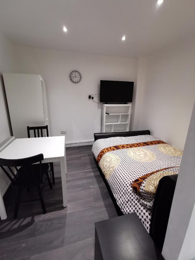 Studio Self Contained Double Bedroom Londra Dış mekan fotoğraf