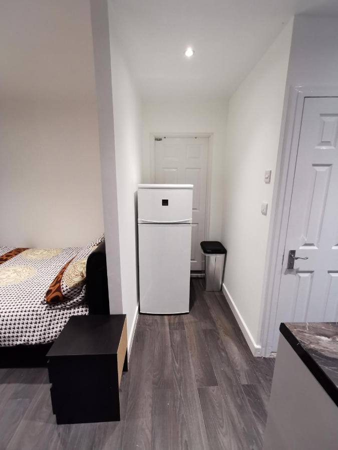 Studio Self Contained Double Bedroom Londra Dış mekan fotoğraf